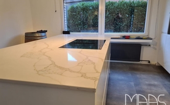 Dream Quarzagglo Arbeitsplatte Dream Calacatta Oro auf der Kücheninsel montiert