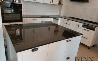 Küche in Schwarz-weiß mit Granit Arbeitsplatten und Wischleisten Star Galaxy