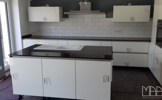 Küche in Erlangen mit Granit Arbeitsplatten Nero Assoluto Zimbabwe