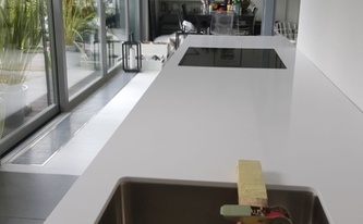 Küchenzeile mit einer Silestone Arbeitsplatte