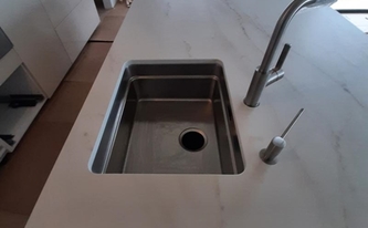 Kücheninsel mit Dekton Arbeitsplatte Rem