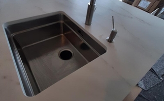 Spüle in der Dekton Arbeitsplatte Rem