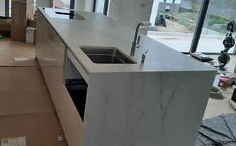 Dekton Arbeitsplatte und Seitenwange Rem in Eschwege montiert