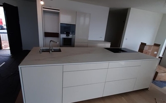 Küche in Eschwege mit Dekton Arbeitsplatten und Seitenwangen Rem