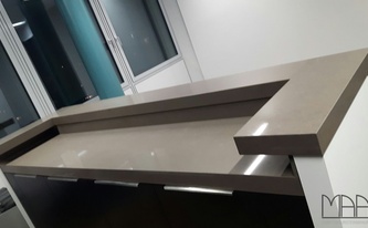 Kücheninsel mit Caesarstone 4350 Mink Arbeitsplatten