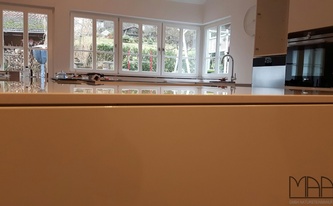 Silestone Arbeitsplatten in 1,2 cm Stärke aus dem Material Blanco Zeus Extreme