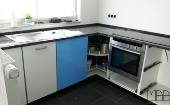 Küche in L-Form mit Granit Arbeitsplatten Azul Noche