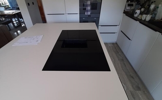 Neolith Arbeitsplatte Arctic White mit Ceranfeld