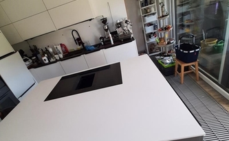 Küche mit Neolith Arbeitsplatte Arctic White und Dekton Arbeitsplatte und Wischleiste Keranium