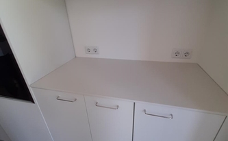 Montage der Silestone Arbeitsplatte Miami Vena auf der Küchenzeile