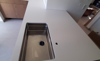 Silestone Arbeitsplatte Miami Vena mit Spüle und Ceranfeld