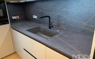 Küchenzeile mit Dekton Arbeitsplatten und Rückwände Laurent