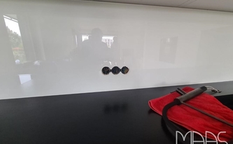 Montage der Granit Arbeitsplatten Devil Black und Glasrückwand