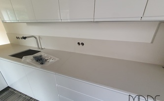 Caesarstone Arbeitsplatten und Rückwände 4001 Fresh Concrete in Frankfurt am Main montiert