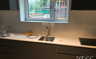 Nachträgliche Montage der Caesarstone Rückwände 4001 Fresh Concrete