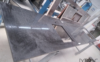Produktion der Granit Arbeitsplatte Impala India mit zwei Ausschnitten