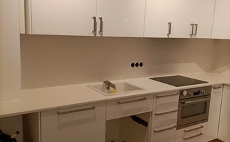 L-förmige IKEA Küche mit Porcelanosa Arbeitsplatten Moon White