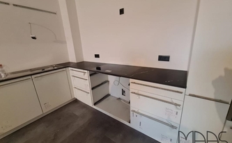 L-Küche mit Marazzi Arbeitsplatten Elegant Black