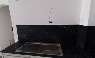 Montage der Marazzi Arbeitsplatten und Rückwände Elegant Black in Frankfurt am Main