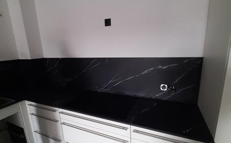 Schwarz weiß Küche mit Marazzi Arbeitsplatten und Rückwände Elegant Black