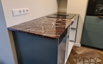 Marmor Arbeitsplatte Rosso Levanto auf der Küchenzeile montiert