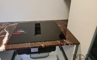 Ceranfeld in der Marmor Arbeitsplatte Rosso Levanto