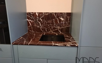 Montage der Marmor Arbeitsplatten und Rückwände Rosso Levanto in München