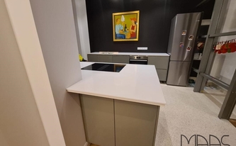 Küche in Frankfurt am Main mit Silestone Arbeitsplatten Iconic White