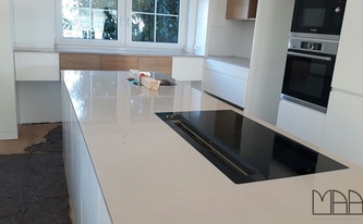 Geräumige Küche mit den Silestone Arbeitsplatten