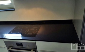 Montage der Caesarstone 3100 Jet Black Arbeitsplatte in Frankfurt am Main