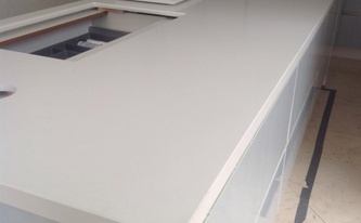 Kücheninsel aus dem Material 1141 Pure White / Perfect White