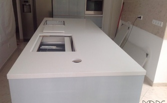 Montage der Caesarstone Arbeitsplatte 1141 Pure White / Perfect White in Frankfurt