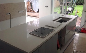 Zwei Ausschnitte in der Caesarstone Arbeitsplatte 1141 Pure White / Perfect White in Frankfurt