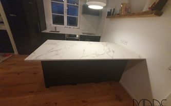 Kücheninsel mit einer Dekton Arbeitsplatte Aura 15