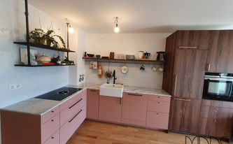Rosafarbene Küche mit Marmor Arbeitsplatten Statuarietto