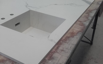 Produktion - Infinity Arbeitsplatte, Seitenwange, Rückwand und Spüle Classic Statuario