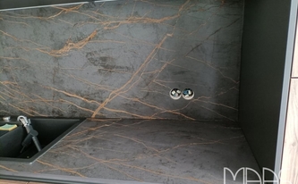 Küchenzeile in Geesthacht mit Dekton Arbeitsplatte und Rückwand Laurent