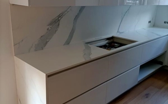 Küche in Geesthacht mit Porcelanosa Arbeitsplatten und Rückwänden Aria White