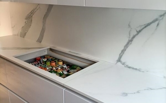 Montage der Porcelanosa Arbeitsplatten und Rückwände Aria White