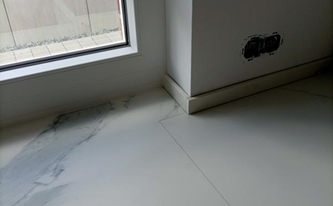 Porcelanosa Arbeitsplatte Aria White mit Ausklinkung für Fensternische