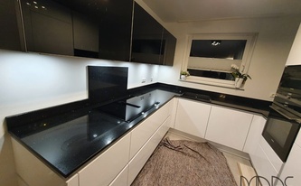 Küche mit Silestone Arbeitsplatten, Rückwand und Wischleisten Negro Stellar