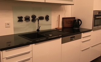 Küchenzeile mit einer Granit Devil Black Arbeitsplatte
