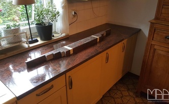 Küchenzeile in Germering mit einer Granit Arbeitsplatte
