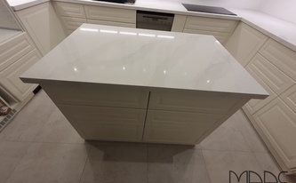 Kücheninsel mit  Silestone Arbeitsplatte und Gehrungsschürzen Eternal Calacatta Gold