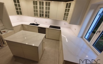 Landhausküche mit Silestone Arbeitsplatten Eternal Calacatta Gold