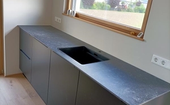 Küchenzeile mit Infinity Arbeitsplatte Pierre Blue