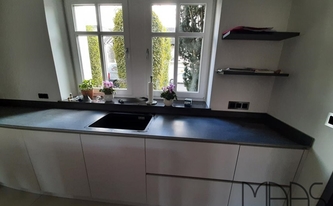 Küchenzeile in Geseke mit Porcelanosa Arbeitsplatten und Wischleisten Aged Dark