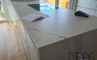Küche in Giesen mit Dekton Arbeitsplatten und Wischleisten Kairos