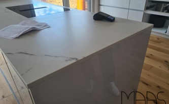 Kücheninsel mit Dekton Arbeitsplatte Kairos