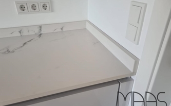 Montage der Dekton Arbeitsplatte und Wischleisten Kairos auf der Küchenzeile montiert
